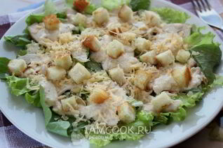 Салат Цезарь с курицей и сухариками
