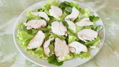 салат цезарь с курицей и сухариками