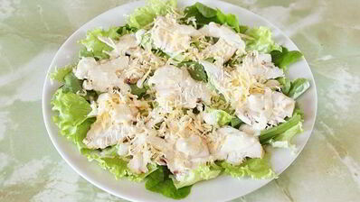 салат цезарь с курицей и сухариками