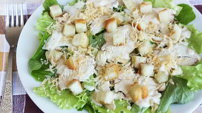 салат цезарь с курицей и сухариками