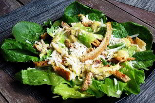Салат Цезарь с курицей