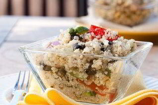 Теплый салат из киноа с черной фасолью