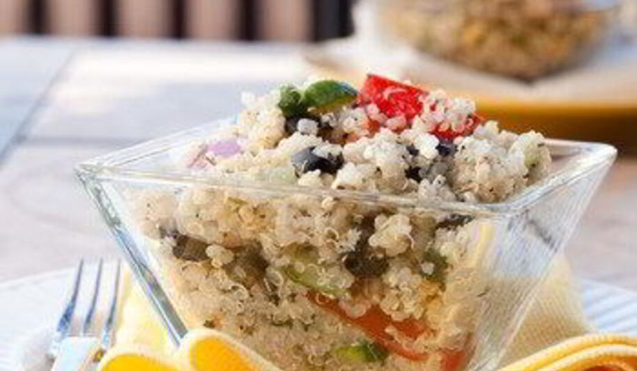 Рецепт теплого салата из киноа с черной фасолью