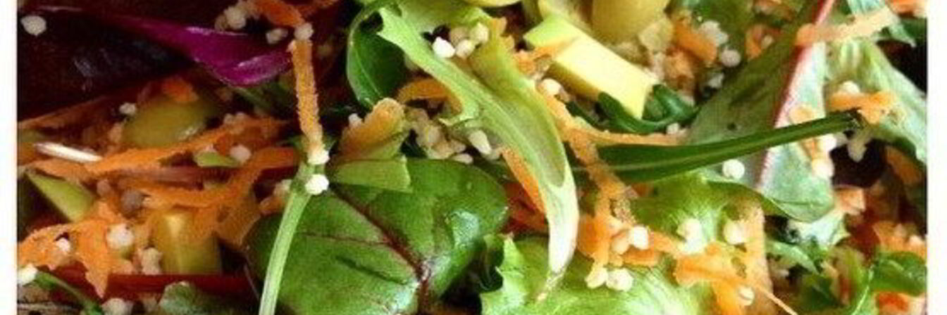 Теплый салат с рукколой и оливками