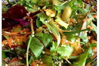 Теплый салат с рукколой и оливками