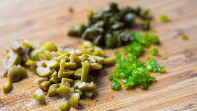 теплый салат с запеченным баклажаном, томатами и острой заправкой