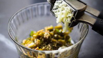 теплый салат с запеченным баклажаном, томатами и острой заправкой