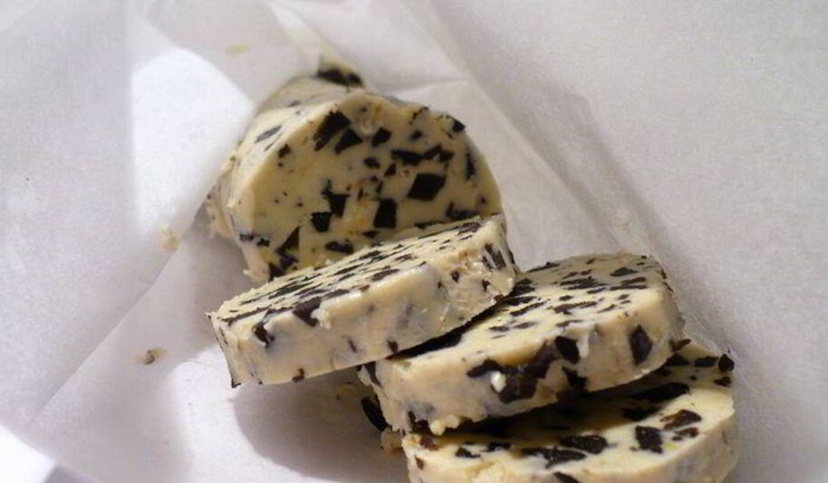 Рецепт закусочного рулета-соуса из сливочного масла с черными маслинами