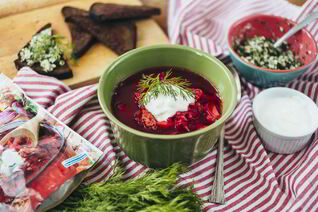 Борщ из говядины с гренками из бородинского хлеба со смальцем