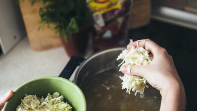 борщ из говядины с гренками из бородинского хлеба со смальцем