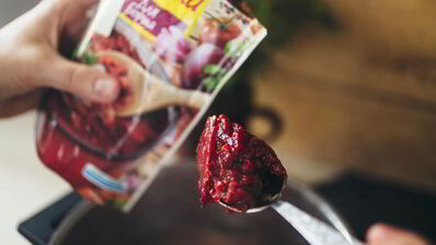 борщ из говядины с гренками из бородинского хлеба со смальцем