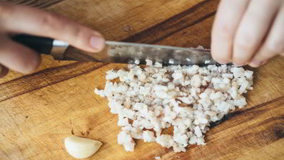 борщ из говядины с гренками из бородинского хлеба со смальцем