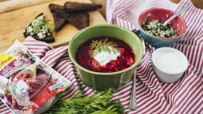 борщ из говядины с гренками из бородинского хлеба со смальцем