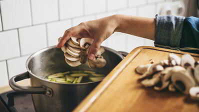 борщ с шампиньонами и кабачками