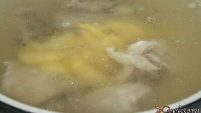 борщ с шампиньонами на куриных окорочках