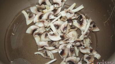 борщ с шампиньонами на куриных окорочках