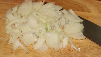 борщ со свекольной ботвой и чесночными булочками