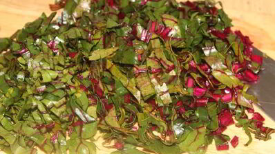 борщ со свекольной ботвой и чесночными булочками