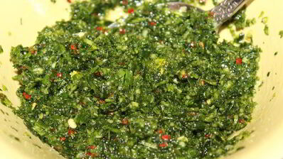 борщ со свекольной ботвой и чесночными булочками