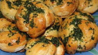 борщ со свекольной ботвой и чесночными булочками