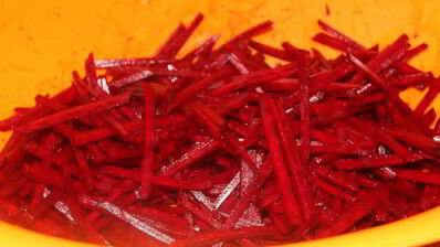 борщ со свекольной ботвой и чесночными булочками