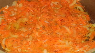 борщ со свекольной ботвой и чесночными булочками