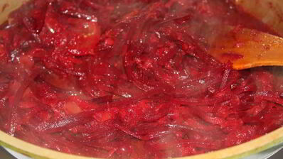 борщ со свекольной ботвой и чесночными булочками