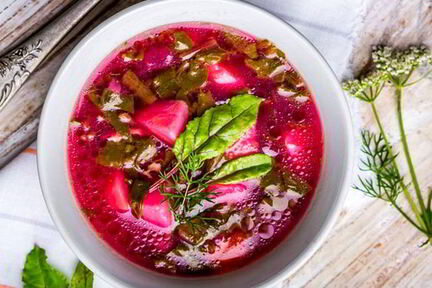 Летний борщ из молодой свеклы