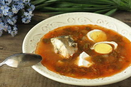 Зеленый борщ с судаком