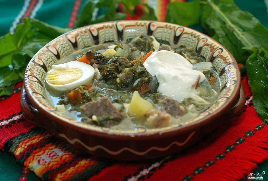 Зеленый борщ со щавелем и яйцом