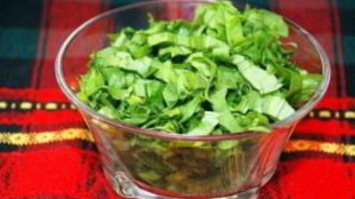 зеленый борщ со щавелем и яйцом