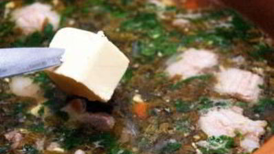 зеленый борщ со щавелем и яйцом