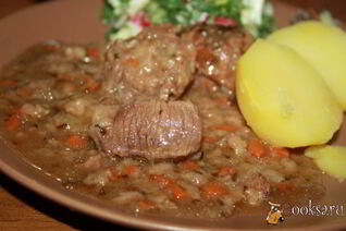 Запеченная говядина в вине и курином бульоне