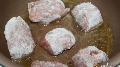 запеченная говядина в вине и курином бульоне