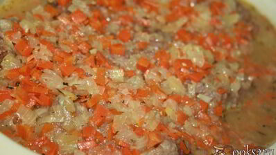 запеченная говядина в вине и курином бульоне