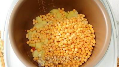 гороховый суп с копченостями в мультиварке