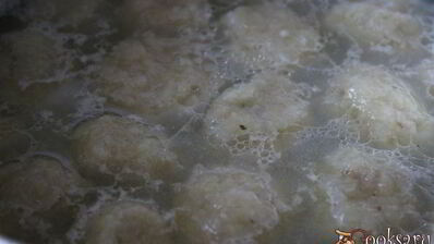 куриный суп с картофельными клецками и гречневыми хлопьями