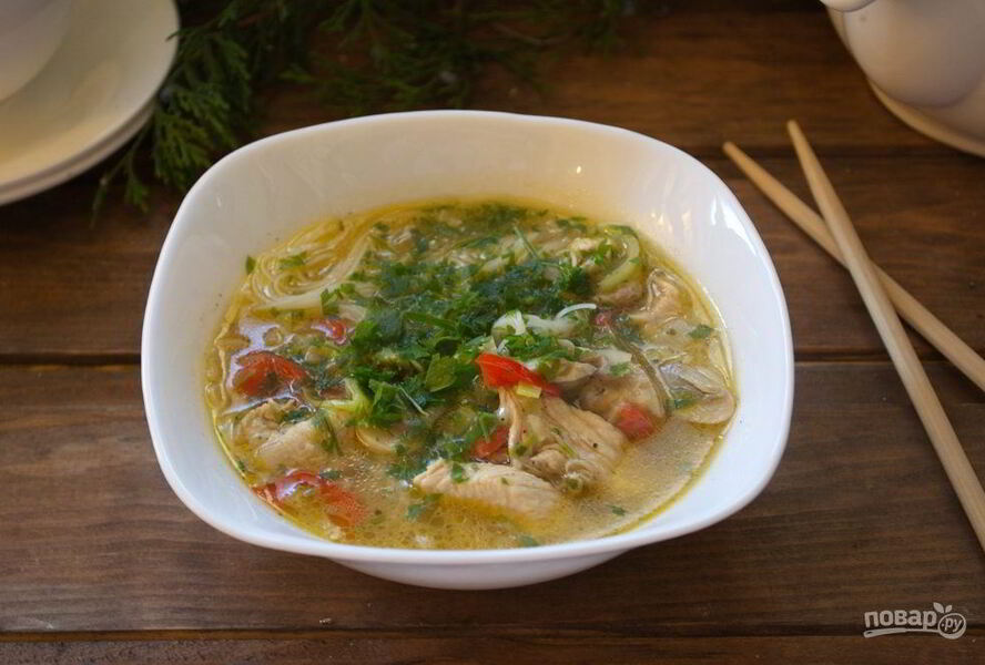 Куриный суп с лапшой в азиатском стиле