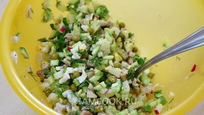 окрошка с зеленым горошком