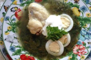 Щи зеленые с крапивой на курином бульоне