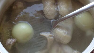 щи зеленые с крапивой на курином бульоне