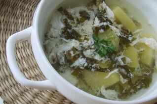 Зеленые щи из щавеля с яйцом без мяса