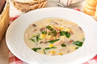 Сливочный суп с курицей, беконом и кукурузой