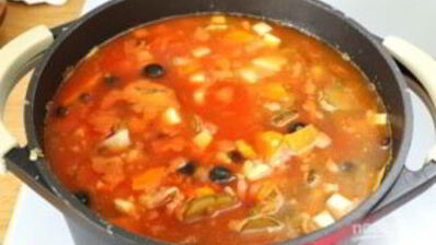 солянка с копченой колбасой