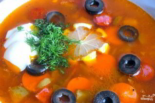 Солянка с лимоном и оливками