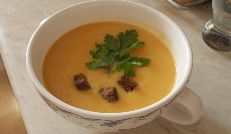 Рецепт легкого овощной суп-пюре с цукини и ржаными гренками