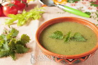 Суп-пюре из черешкового сельдерея с крапивой