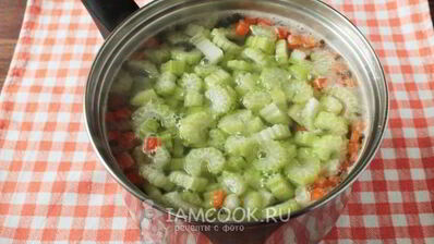 суп-пюре из черешкового сельдерея с крапивой