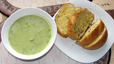 суп-пюре из зеленого горошка и ароматный хлеб с травами