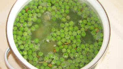 суп-пюре из зеленого горошка и ароматный хлеб с травами